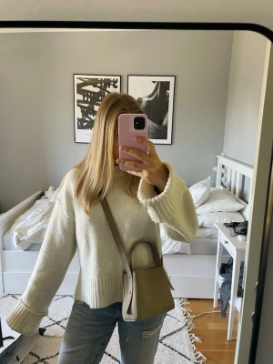 Beige axelremsväska mocka - Snygg beige handväska ifrån Gina Tricot i slätt mocka läder med både axelrem och handtag. Axelremmen går att ta av🤍Aldrig kommit till användning