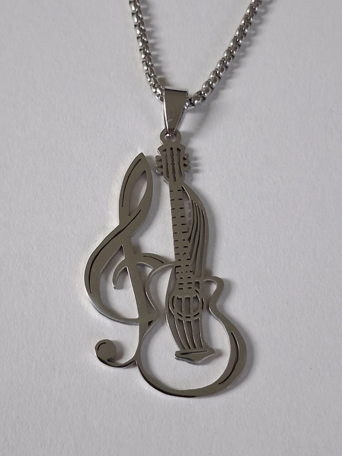 Halsband med gitarr och g-klav i stål