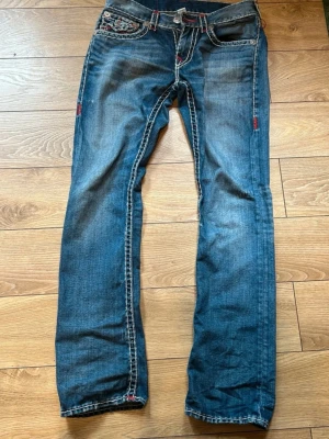 *SUPER RARE* EFTERTRAKTAD TRUE RELIGION JEANS - JÄTTE eftertraktad true religion jeans som säljs. Du kommer troligtvis aldrig se dessa någonstans än här, så sällsynta är de. Priset är baerat på sällsyntheten och eftertraktad. Men priset får ändå att diskuteras delvis. Skicka bud!