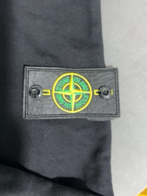 Svart sweatshirt från Stone Island - Svart stone island tröja helt ny med prislapp och helt oanvänd storlek M