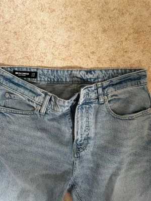 Pull&Bear slim jeans - Säljer ett par ljusblå jeans från Pull&Bear med klassisk femficksmodell och slim fit. Storlek 38 och tror det motsvarar M. Jeansen har bälteshällor och är gjorda i ett slitstarkt denimtyg. Perfekta för en avslappnad och trendig look. Säljs för 200kr. Kontakta mig om du har frågor eller vill lägga bud.