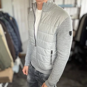 Ralph lauren cardigan - Mycket fint skick, inga defekter. Nypris ca 2999kr. Passar dig som är 170-180cm ungefär. Storlek M men sitter mer som S. Modellen är 185 cm, 75 kg och sitter lite för kort. Alltid billigare pris vid köp av flera varor‼️🙌Svarar alltid på frågor eller funderingar! 