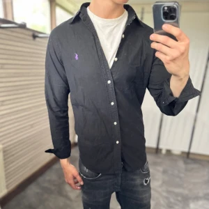 Ralph lauren skjorta - Mycket fint skick, enbart lite skrynklig. Nypris ca 1500kr. Passar dig som är 165-175 ungefär. Modellen är 185 cm, 75 kg och bär storlek M. Alltid billigare pris vid köp av flera varor‼️🙌Svarar alltid på frågor eller funderingar! 