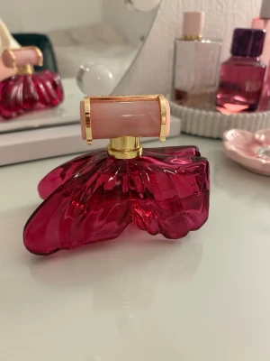 Carolina herrera  - Helt ny oanvänd har endast sprayt en gång , säljer den då inte doften är i min typ