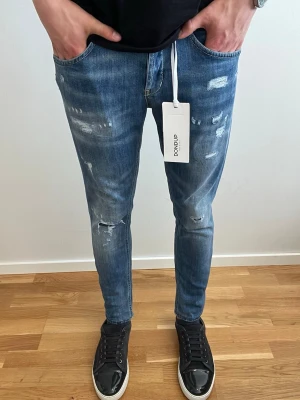 Dondup Jeans Ritchie (Nya) - Tja, säljer dessa dondup ritchie i mycket fint skick med inga defekter! Typ helt nya😅 längd 95, midja 40. Tags medföljer såklart👍Hör av er vid fler frågor🤝