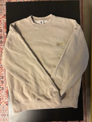 Nike vintage sweatshirt - Säljer en vintage Nike sweatshirt. Storklel M men med loose-fit passform