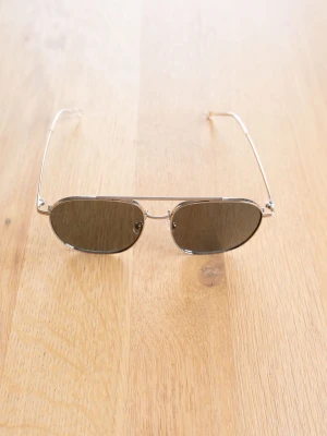 Nividas pilotbågar solglasögon - Snygga solglasögon med klassiska pilotbågar i metallmaterial och mörka linser. Tidlös design som passar till de flesta outfits och ger en cool vibe. Perfekta för soliga dagar och enkel att matcha med olika stilar.