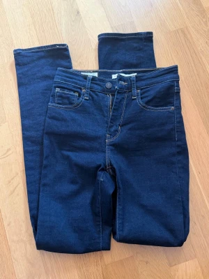 Mörkblå raka jeans från Levi's - Mörkblå jeans från Levi's✨Stl. 24 i midjan och 32 i längden.