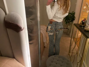 Grå bootcut jeans med hål  - Säljer dessa ascoola  grå bootcut jeansen från Just play  med slitningar, hål och broderade detaljer på bakfickorna. Jeansen har låg midja och är bootcut. Dessa jeans gör verkligen hela outfiten. 