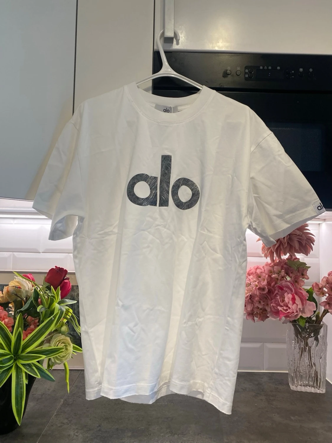 Vit t-shirt från Alo med logga