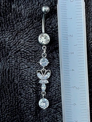 NY oanvänd Navelpiercing med hänge | Kirurgiskt stål | Fjäril och vita stenar  - 💕30% Bundle-rabatt vid köp av minst 2 artiklar. ⭐️NY oanvänd piercing i kirurgiskt stål; rostfritt och säkert för läkta piercingar.                               📏MÅTT ⭕️Stavens längd: 10mm ⭕️Stavens tjocklek: 1,6mm ⭕️Smyckets totala längd: 60mm                                                                         🤍Färger: Silver och vit                                                            💌Skickas spårbart via Plick SafePay.