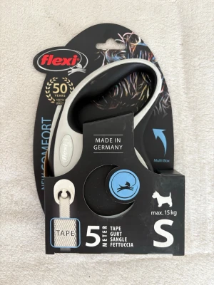 Flexi Small hundkoppel 5m max 15kg  - Flexi New Comfort hundkoppel med 5 meter band, passar hundar upp till 15 kg. Koppeln är svart och grå med ergonomiskt handtag och tillverkad i plast. Perfekt för promenader med små hundar. Tillverkad i Tyskland.