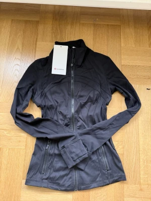 Lululemon Define Jacket mörkblå – storlek 4 / XS - Ikonisk mörkblå träningsjacka från Lululemon med fantastisk passform och mjuk stretch. Tumhål och fickor. ✔ Helt ny och aldrig använd ✔ Storlek: 4 (motsvarar XS/34) ✔ Färg: Mörkblå 📩 Skicka ett meddelande vid frågor eller prisförslag! 🛍 Lägg till i en bundle för att spara upp till 20% rabatt! 📦 Garanterad leverans samma eller nästa dag 🌟 