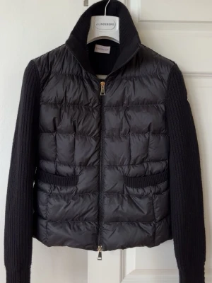Moncler cardigan  - Säljer min Moncler cardigan då den inte kommer till användning längre. Den finns inte längre att köpa på hemsidan. Mycket bra skick!