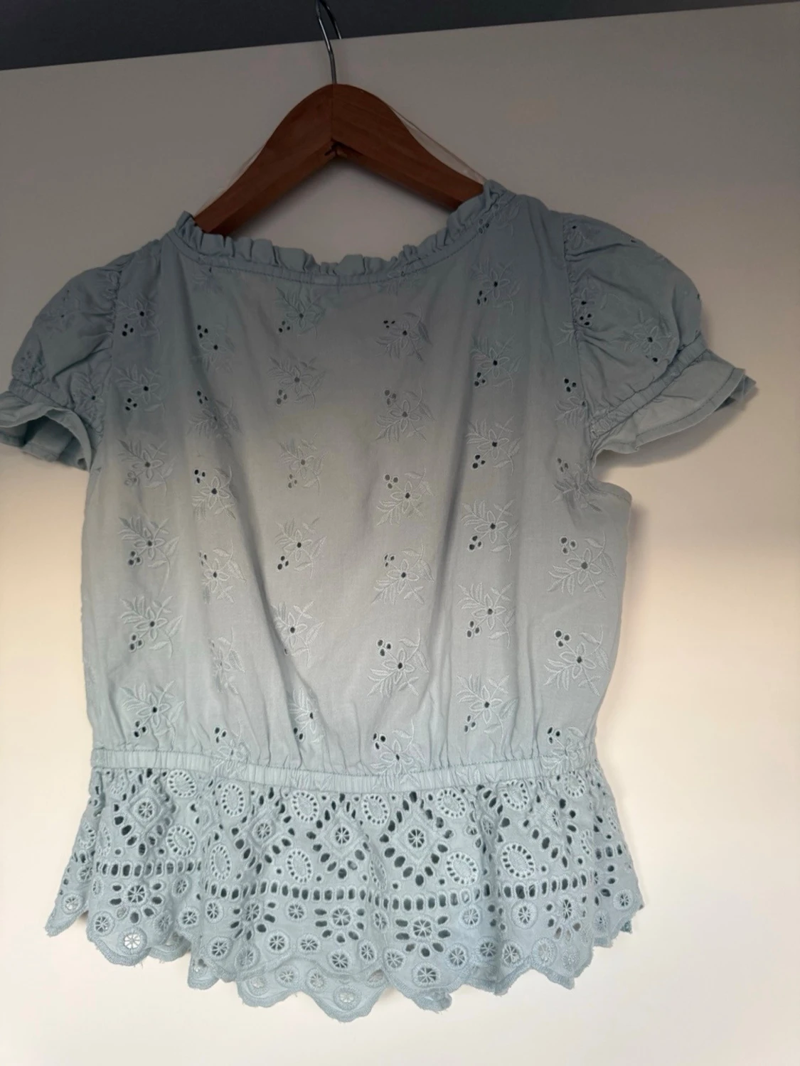Ljusblå broderad blus med volang - 1