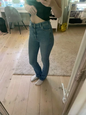 Ljusblå high waist jeans - Säljer ett par ljusblå high waist jeans med raka ben och klassisk femficksmodell. Perfekta till vardags och passar till det mesta. Materialet är mjukt och stretchigt för extra komfort. Lite slitna nertill 