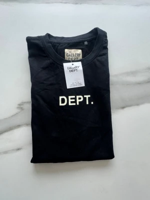 Galleri Dept. T-shirt - Svart Gallery Dept. T-shirt i storlek M. Helt ny med tags! Kom vid funderingar eller med prisförslag 😊