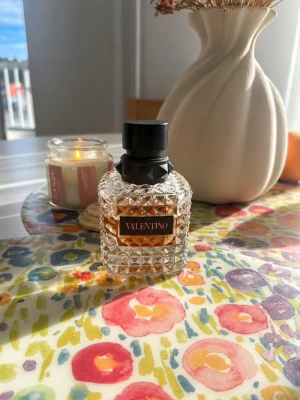 Valentino born in roma 50ml - Ett par år gammal, vilket har gett doften tid att mogna och utveckla en varmare, rundare och ännu mer förförisk karaktär. Doftar helt fantastiskt. Ca 80% kvar
