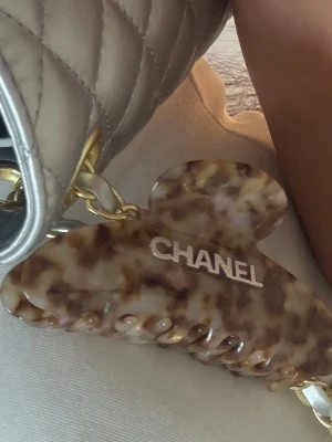 Hårklämma leopard  - Otroligt fin hårklämma i leopard mönster med cc logga. Perfekt nu i sommar 🐆☀️