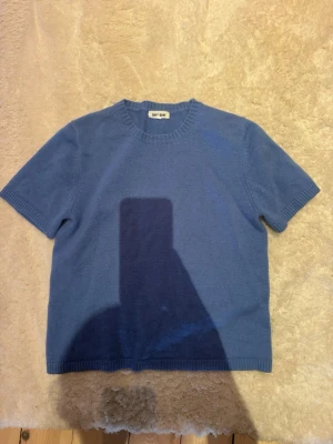 Soft Goat T-shirt - Blå T-shirt från Soft Goat i 100% Kashmir i storlek S. Jag är 163 cm!