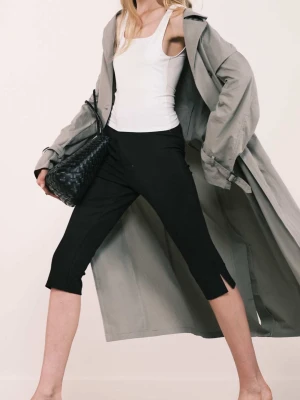Capri pants - Denna Capri byxan råkade jag beställa i flera storlekar från Asos och fick inte returnera dem pga. tiden hade gått ut. Därför säljer jag samma modell i två storlekar alltså strl. 36 och strl. 38. Byxorna är stretchiga och aldrig använda med etiketterna på, ordinarie pris är 349kr och mitt pris är 299kr då jag har endast öppnat paketet. Skriv vid intresse eller flera bilder på exempelvis strl.36 