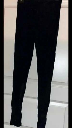 Svarta guldglittrande leggings | Storlek S - 💕30% bundlerabatt vid köp av minst två artiklar. 🌸 Svarta guldglittrande leggings              ✔️Märke: Fashionkilla                                              📏 Storlek S ⭐️ Endast provade och tvättade, så gott som nya.