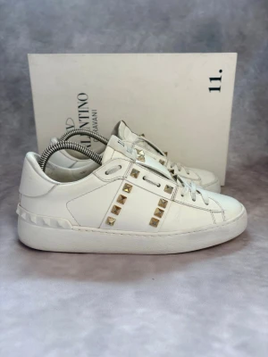 Valentino Rockstud Skor - Stl 36 - Fina Valentino skor i vitt med guld nitar, perfekt nu på sommaren! 🌷🏖️ | Mycket bra skick: 9/10 | Storlek: 36 | Ingår: Skorna och Skoboxen | Nypris: Ca 7000kr | Självklart äkta🙌  Hör av dig vid frågor! 🙌🏖️