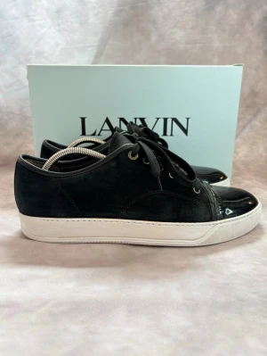 Lanvin Skor - Stl Uk 9/ 43 - Riktigt schyssta Lanvins i svart färg! Mycket bra skick: 8,7/10, små cresade på lacken, annars riktigt fina! | Storlek 9 som passar Stl 43 | Nypris: ca 4500kr | Ingår vid köp: Skorna och Skobox | Hör av dig vid frågor! 🏖️🙌