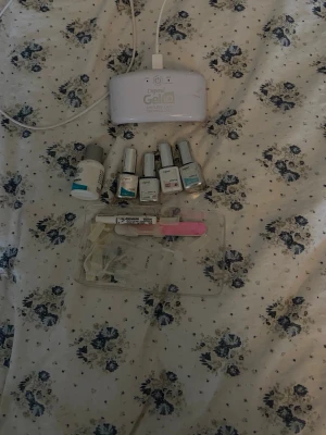 Depend Gellack kit med flera lack - Säljer ett komplett Depend Gellack kit med UV-lampa, fyra olika nagellack i silver, vitt och ljusrosa samt tillbehör som fil och nagelbandsverktyg. Perfekt för dig som vill fixa snygga gelnaglar hemma. Allt du behöver för en proffsig manikyr ingår. PRIS KAN DISKUTERAS