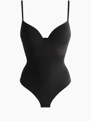 Svart seamless shaping-body - Snygg svart shaping-body med tunna, justerbara axelband och vadderade kupor. Bodyn har en sömlös design som ger en slät siluett och en djup urringning framtill.
