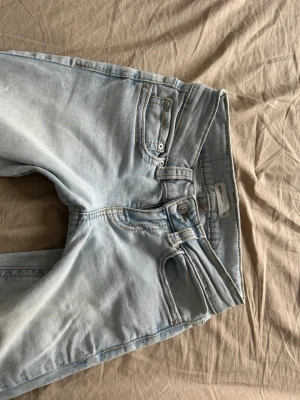 Ljusblå bootcut jeans från Gina  - Säljer ett par ljusblå jeans från Gina med bootcut passform. Jeansen har används ett par gånger men det finns inget täcke på användning. jag säljer dem för att de tyvärr blivit för små. skriv gärna om ni har frågor💕