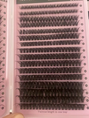 Mixade lösögonfransar i svart - Säljer en ask med mixade lösögonfransar i svart. Fransarna kommer i olika längder och är organiserade i rader på en rosa bricka. Perfekt för dig som vill skapa en personlig franslook med volym och längd. Materialet är syntetiskt och fransarna är lätta att applicera. Har lim också som är salonglim och håller i flera veckor, limmet ingår tillsammans med andra säljer för 200 kr allt 