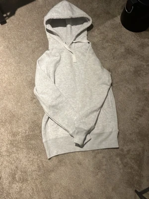 Russemerch hoodie - Hoodie från russemerch som är otroligt skön. Säljer för den är för liten, den är knappt använd, tveka inte att skriv frågor och funderingar!