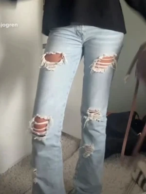 Ljusblå slitna bootcut jeans - Mina absoluta favoritjeans, säljer pga att dom tyvärr har blivit för små. Suuuper snygga o coola nu till sommaren. Hål både fram och bak. Köpte här på plick så vet inte vilket märke det är då det inte står något på dom! Står inte heller storlek på dom men dom passar mig som brukar ha ungefär 32/34 i jeans. Dom har även en slits där nere för att dom ska bli lite mer bootcut🥹🥹🤞🏼 Hör av er för fler bilder eller frågor😊😊😊