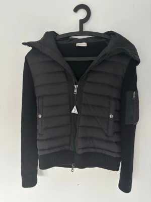 Moncler Cardigan - Fet Moncler Cardigan Size S. NFC chip funkar. Vid frågor så är det bara skicka ett meddelande. 