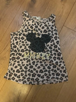 Leopard linne med Mickey mouse - Leopard linne med Mickey mouse i barnstorlek 170