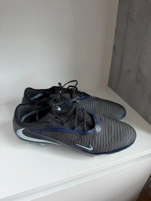 Nike fotbollsskor storlek 45 svarta  - Nike Fotbollskor svarta storlek 45. Använda två gånger. Fint skick. Metaldubbar. Endast skorna ingår ingen påse eller vidare. 