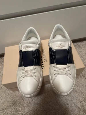 Valentino open - Valentino open | Köpta i Illum i köpenhamn | Skick ~ 9/10 | Sparsamt använda | 2899kr | Alla tillbehör följs med samt kvitto |