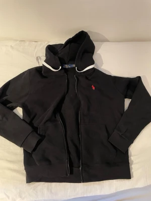 Svart hoodie från Polo Ralph Lauren - Hoodies dragkedja funkar inte därmed priset