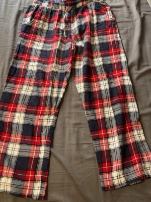 Rödrutiga pyjamasbyxor från Cubus - Pyjamasbyxor från Cubus i Storlek M. Säljer då de är för korta!