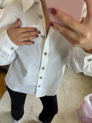 Vit skjorta med glittriga knappar - Skjorta Zara. 