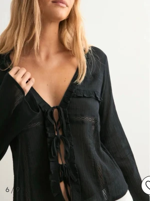 Svart blus med knytning framtill - Trendig svart blus köpte för ett tag sen för 299kr men den har aldrig kommit till användning endast provad så den är ny utan prislapp pris kan diskuteras skriv för frågor eller fler bilder 💗💗