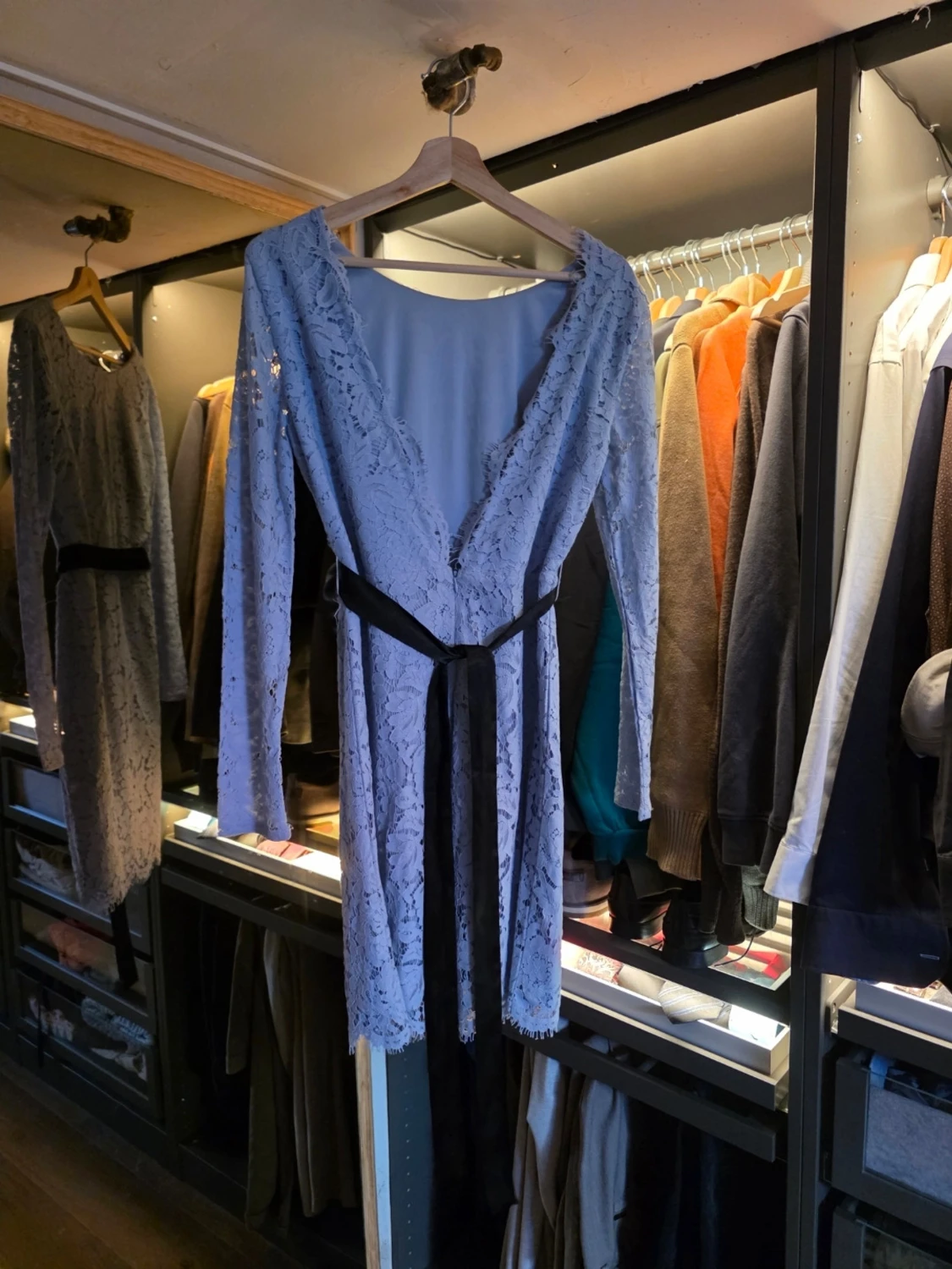 Ljusblå spetsklänning med svart rosett - 3