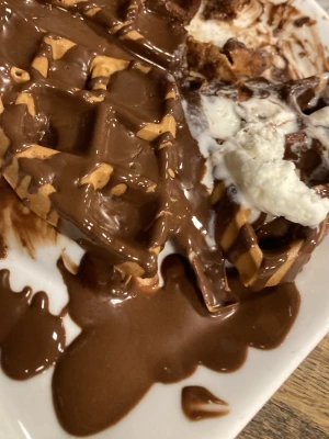 Belgiska våfflor med chokladsås - Säljer ett fat med begagnade belgiska våfflor täckta i riklig chokladsås och lite vispgrädde. Våfflorna är gyllenbruna och tjocka med djupa rutor, serverade på en vit tallrik. Perfekt för dig som älskar sötsaker och choklad. Hör av er vid minsta lilla fundering eller fråga.