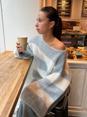 Knit tröja 🤍 - Intressekoll på min stickad tröja i ljusblått och vitt 🫶🏻Tröjan har en oversized passform, långa vida ärmar och kan bäras både med rund hals eller off-shoulder. Tillverkad i ett fluffigt garn som ger en mjuk känsla. Nästan helt oanvänd 🩷