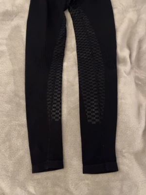 Svarta rid leggings med helskodning  - Säljer ett par svarta rid leggings med helskodning dom är nästan aldrig använda köpta från hööks för länge sedan och vill göra mig av med dom så snabbt det bara går dom är i xs och köpta på vuxen på hööks köpta för 350kr men säljer dom för 250kr dom har inga täken på slitage eller användning pris går att diskutera 🤗