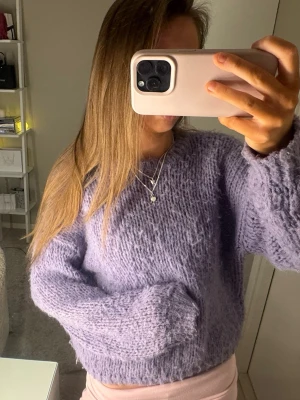 stickad tröja💜 - säljer min stickade tröja från vero moda som liknar design by si s modell på deras populära tröjor🙌🏼 använd flitigt men den har inga defekter❣️