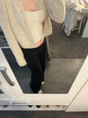 Beige kofta  - Säljer en jätte fin beige kofta från h&m, nästan aldrig använd och i bra skick. Storlek S. Skriv för mer frågor💕💕💕💕