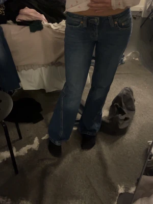 Blå bootcut jeans från Levi's - Säljer ett par klassiska blå bootcut jeans från Levi's. Köpt för 1400 ungefär och är i nästan nytt skick använda 3-4 gånger 💞💞