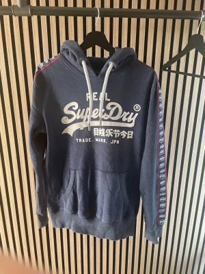 Superdry hoodie  - Säljer nu en superdry i storlek S | mycket fint skick utan defekter |  kom dm för flera frågor eller funderingar!